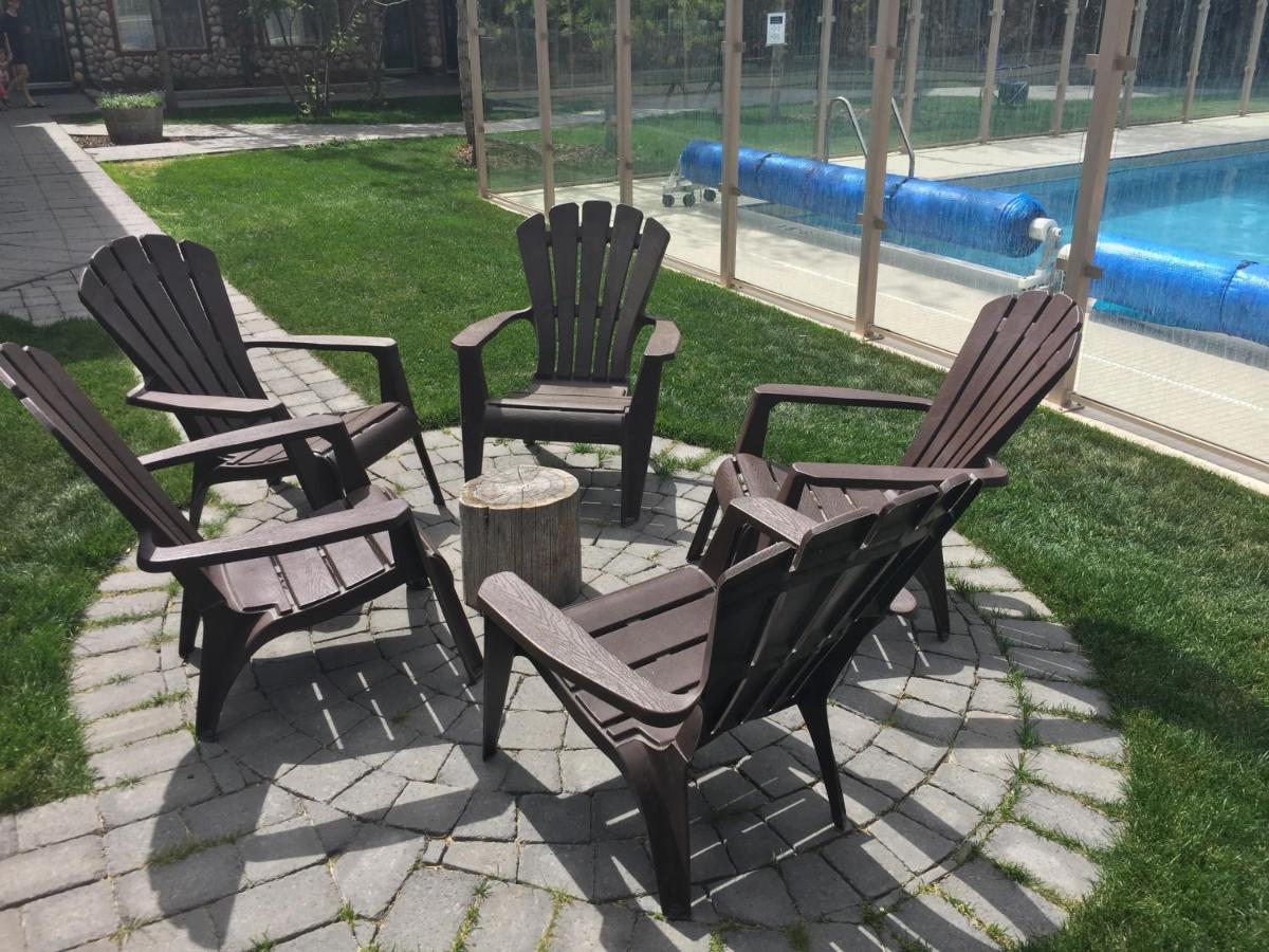 Renovated Chalet At Mystic Springs, Mountain Views, Pets Welcome! Canmore Kültér fotó