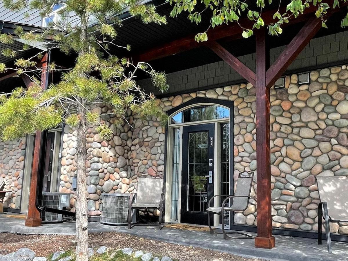 Renovated Chalet At Mystic Springs, Mountain Views, Pets Welcome! Canmore Kültér fotó