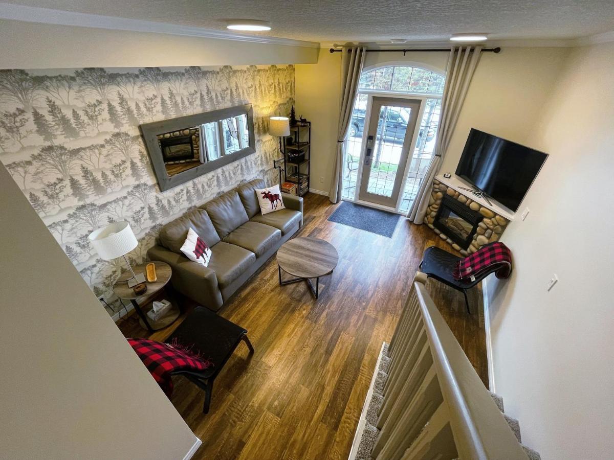 Renovated Chalet At Mystic Springs, Mountain Views, Pets Welcome! Canmore Kültér fotó